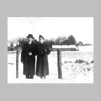 022-0414 Gustav Grube mit Tochter Elli. Im Hintergrund die Insthaeuser von Major Gruber.jpg